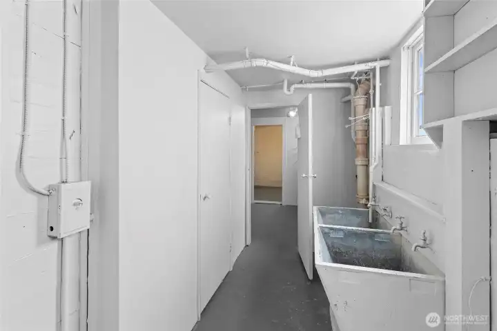 500+ sqft of additional space in the lower unit