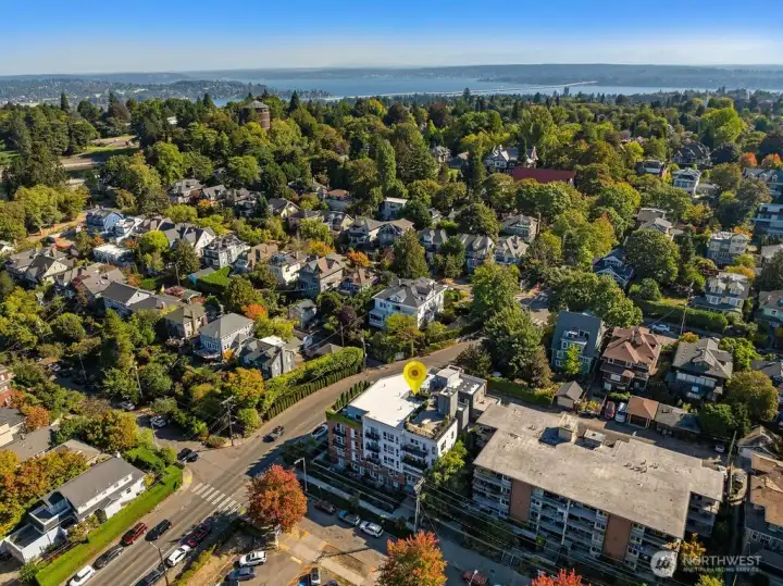 Lake Washington 5 minutes away.