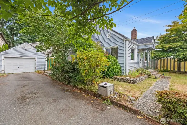 Parking for multiple vehicles, with no HOA or condo rules. Room for your boat or RV.