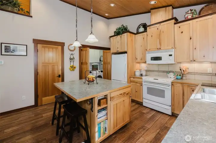 Kitchen with eat-in island, pantry w auto light