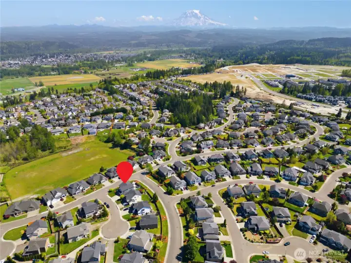Sunrise neighborhood! parks, sidewalks, and near shopping.