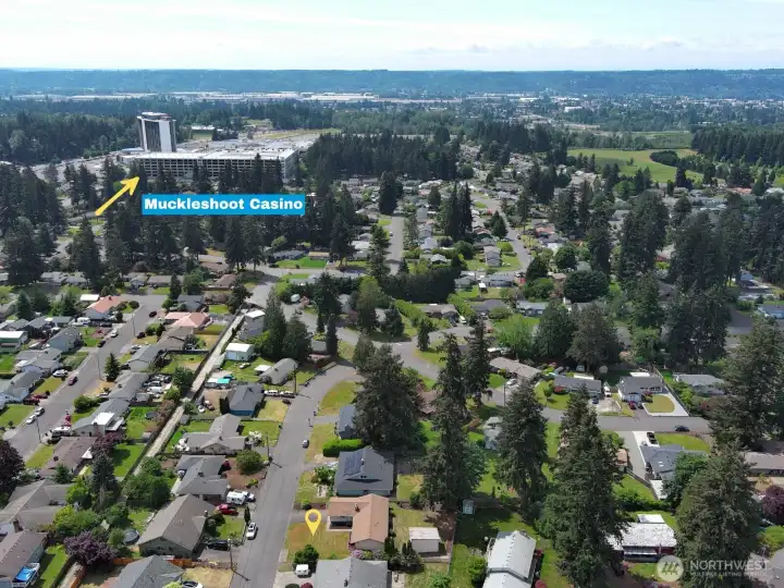 Minutes from Game Farm Park, Muckleshoot Casino, shopping, dining, and commuter routes.