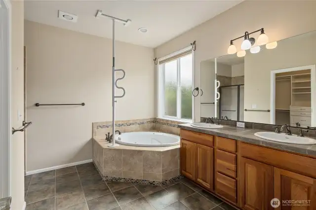 Jetted corner tub and dual sinks.