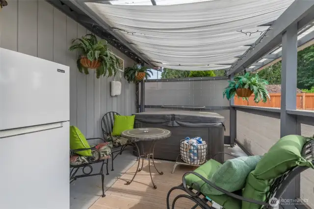 Patio with hot tub-Fridge does not convey