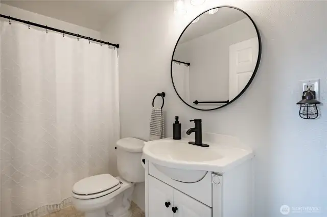 Back bathroom with tub/shower