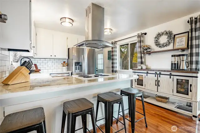 Kitchen with breakfast bar