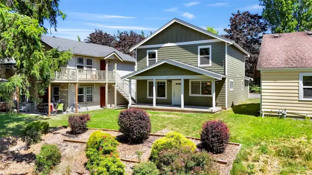 This 5 bedroom 2.5 bath home is an investors dream, centrally located right off Lakeway near Joe Martin Field, Arnie Hanna Aquatic Center, Whole Foods, Fred Meyer with walking distance to bus lines and very close to the WWU student bus line parking lot