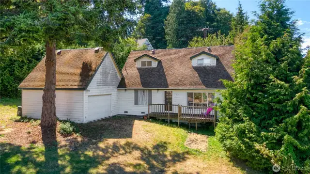 Welcome to your new home! Tucked away at the end of Fir street in Maple Beach.