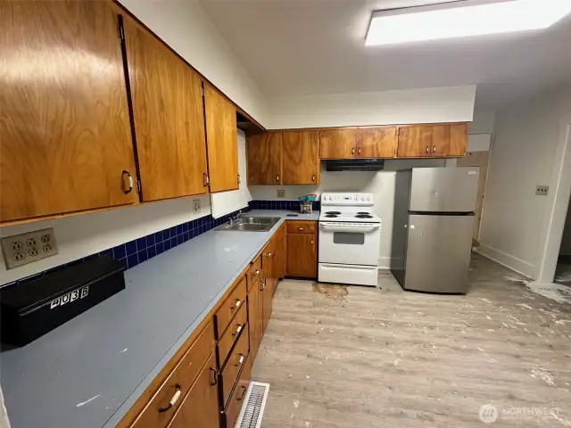 Spacious Kitchen with lots of cabinets