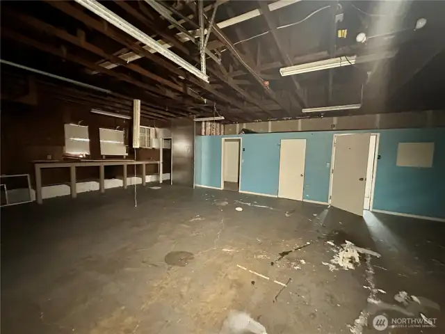 Workshop space, there is also a 1/2 bath