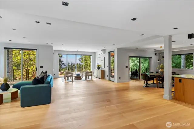 Control4 Smart Home OS offers seamless integration of lighting, sound, climate, and security—while motorized blinds and designer lighting elevate comfort and ambiance at the touch of a button
