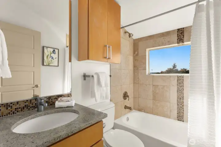 Full top floor bath.