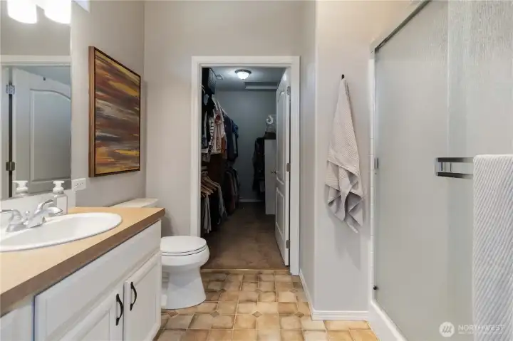 Main bedroom en suite bath