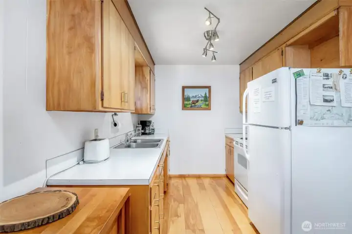 Classic galley kitchen layout and clean sightlines—efficient and well-kept, ideal for everyday cooking or rental-ready use.