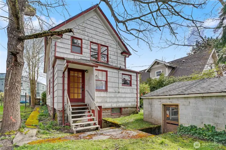 Class North Tacoma layout with the garage in the rear with access via the alley.