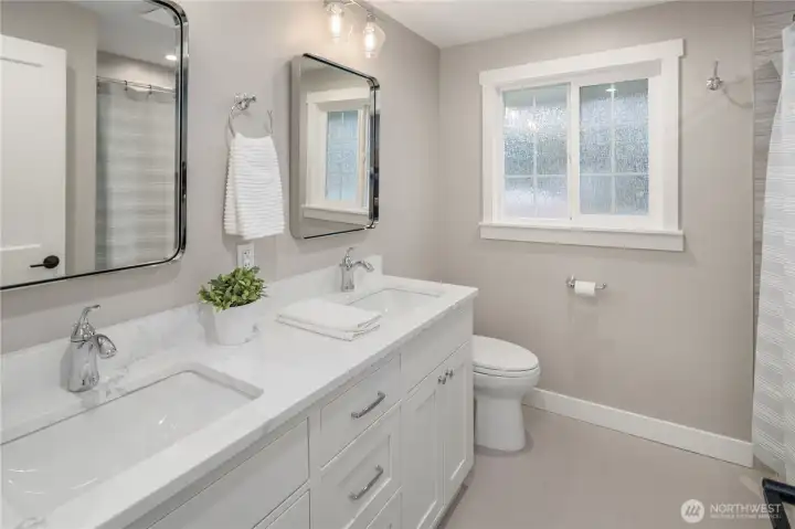 shared bathroom has been totally updated. shared bathroom has been totally updated.