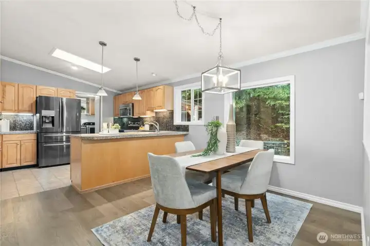 Larging dining room with plenty of space for large gatherings