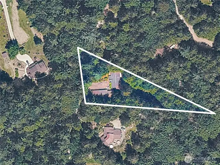 Estimated lot lines, buyer to verify.