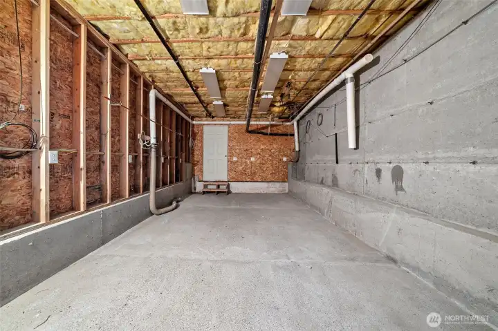 This "extra room" is complete with power & a built in dust collector. system. The door at the top of the photo leads to an entiraely new "storage/work" room.
