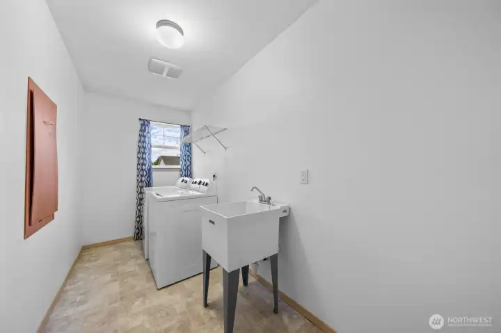 Laundry room conveniently upstairs for all bedrooms! Laundry room conveniently upstairs for all bedrooms!