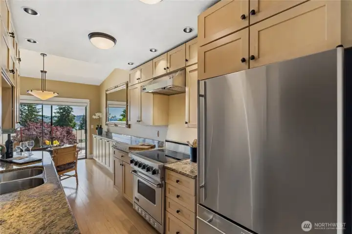 Stainless Steel Appliances, Kraftmaid Cabinetry and Granite Countertops Stainless Steel Appliances, Kraftmaid Cabinetry and Granite Countertops