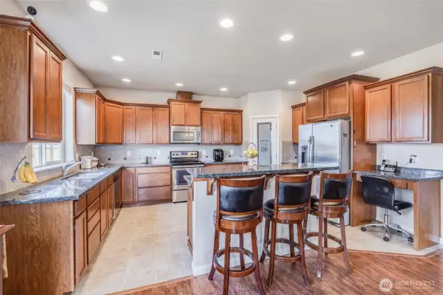 Kitchen W/ Eat in Isand