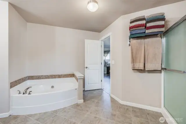 Primary en-suite Bathroom