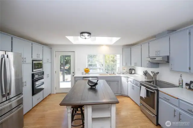 Big Bright Beautiful Kitchen With Cabinet Space