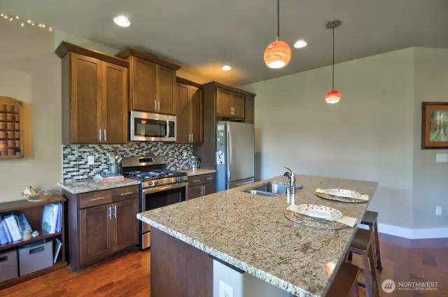 Spacious kitchen island with eating bar, under-mount sink, granite counter tops