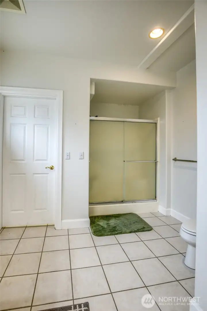 primary 3/4 bath