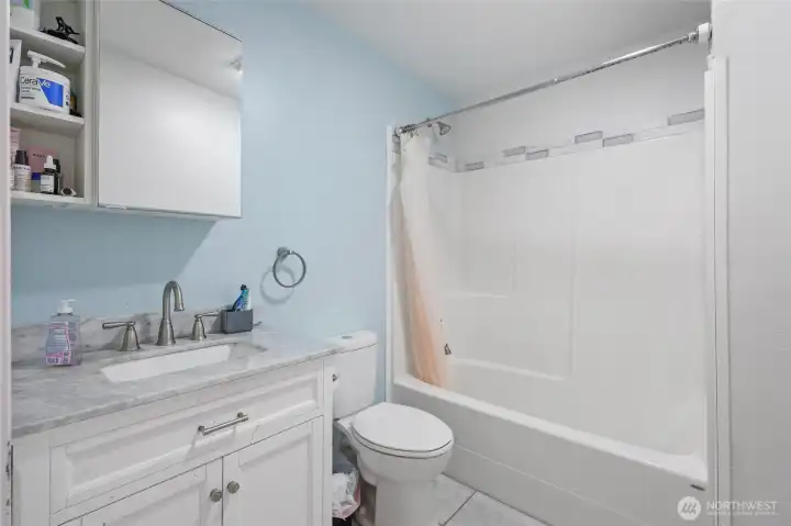 Secondary bathroom with tub/shower.
