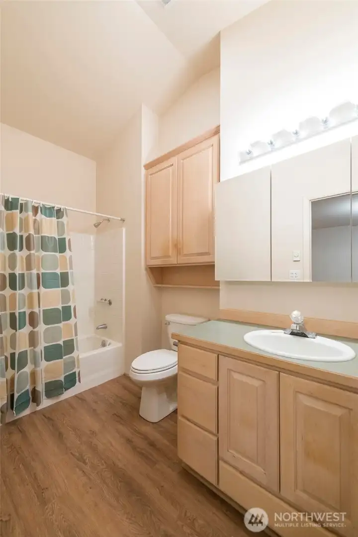 Second bedroom's bathroom