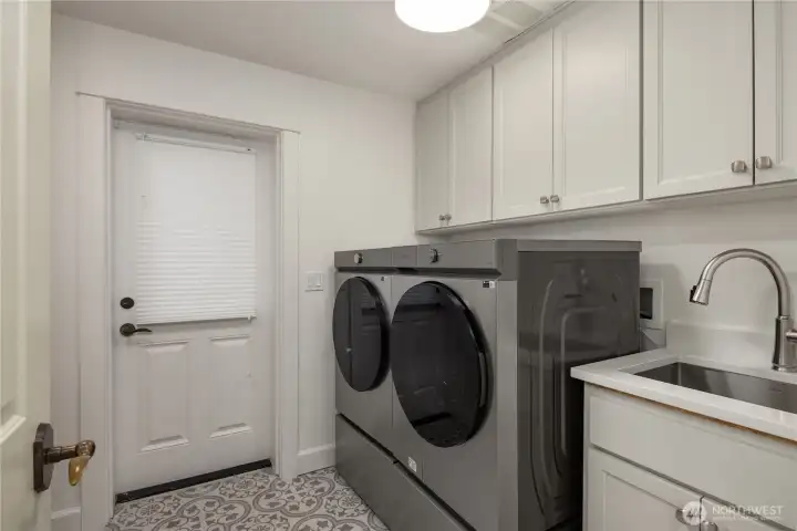 Laundry w/access to backyard