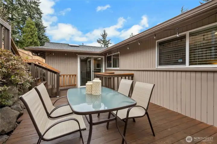 Excellent space with a view of the kitchen to see your amazing meals being prepared, waiting to be enjoyed!