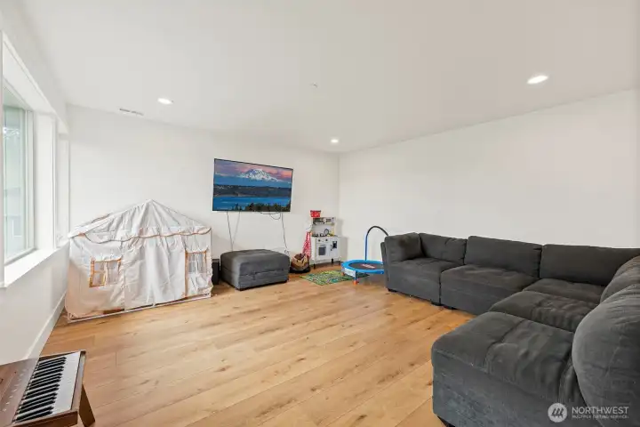 Large bonus room upstairs.