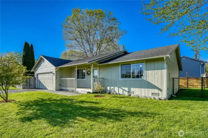 Fully fenced & located on the perfect cut-de-sac!