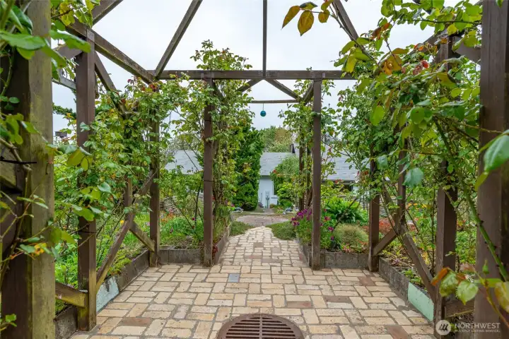 Room enough for outdoor drinks or eats