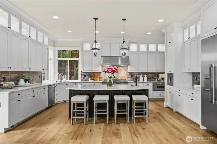 Stunning chef’s kitchen with premium appliances Stunning chef’s kitchen with premium appliances