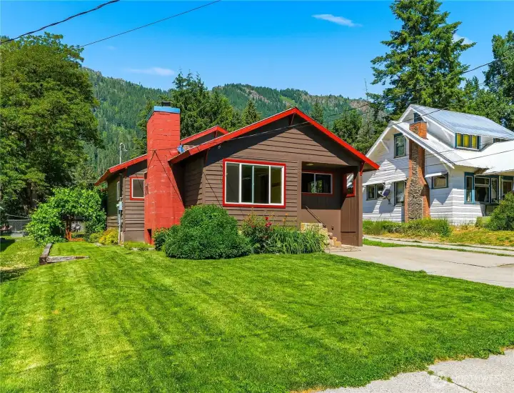 Home & front yard from Cascade St.