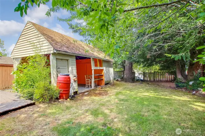 Backyard/ Outbuilding