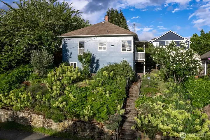 Exceptional commuter access to Interstate 90 and sits close to the new Judkins Park Light Rail Station link