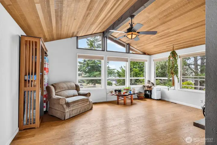 Spacious living room w/ vaulted ceilings Spacious living room w/ vaulted ceilings