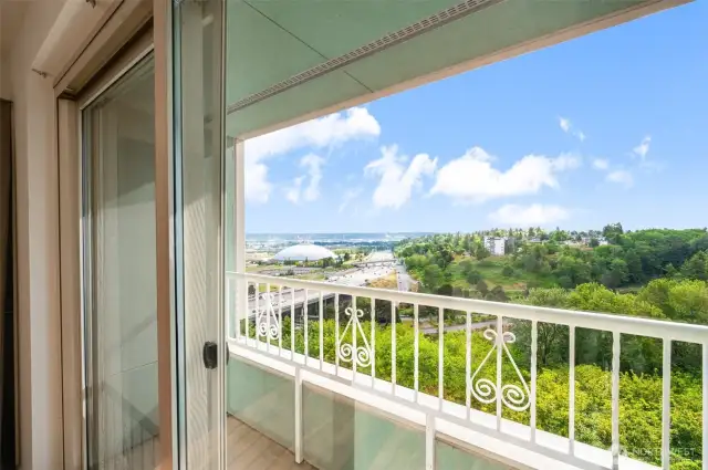 Beautiful City Views and Peek-A-Boo. Mt/Bay Views