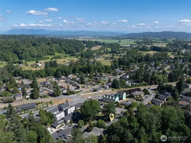 Fantastic neighborhood setting, super easy stroll, roll, or bike ride to Downtown and countless shopping & dining options. The Centennial Trail is just down the hill, and River and boat launching access is super close. Awesome freeway access if you need to commute or just want to enjoy a straight shot down the freeway to the ski slopes and beyond!