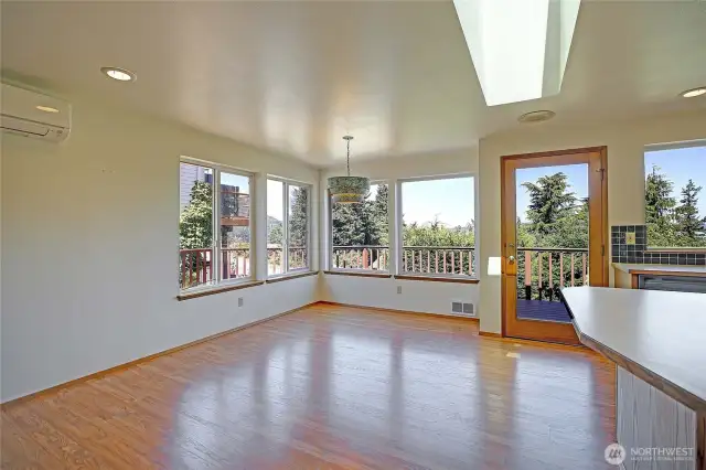 Bonus room off the eat-in kitchen