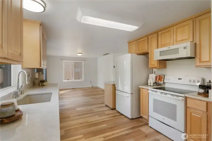 Spacious kitchen all appliances stay.