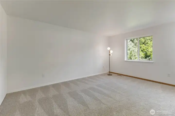 Large primary bedroom.