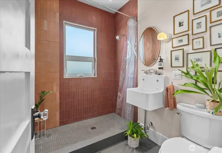 Beautifully remodeled upstairs bath