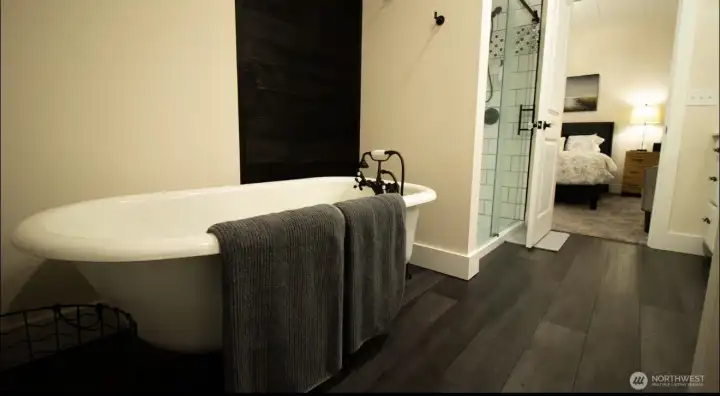 Primary en suite c;law foot