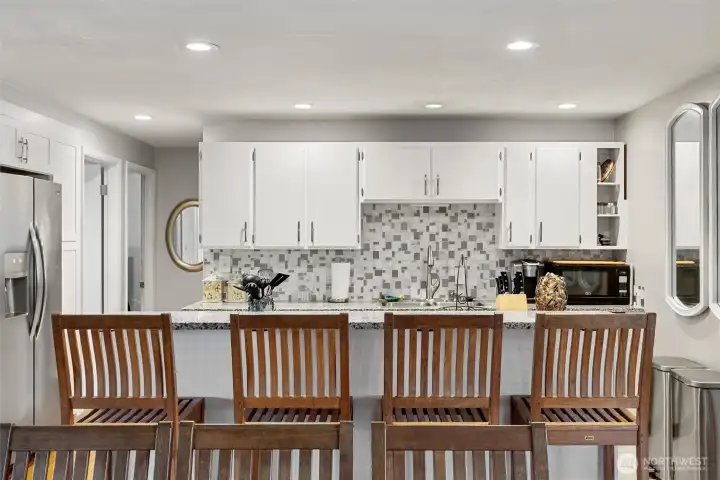 Breakfast Bar Seating - Expansive breakfast bar provides the perfect place for casual meals, morning coffee, or gathering with guests.